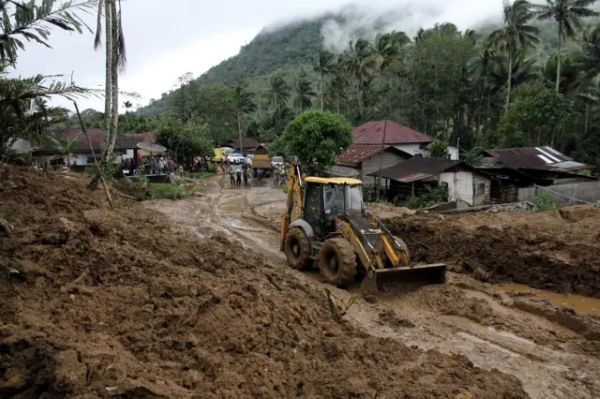 Krisis BBM Meluas di Sumut Imbas Banjir dan Longsor, Pertamina Kerahkan Kapal dan Helikopter