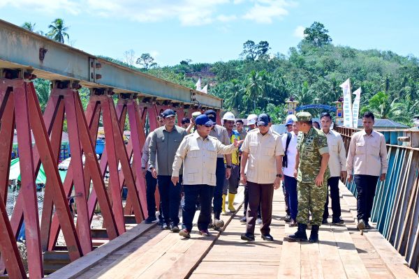 Bobby Nasution Dampingi Presiden Prabowo Tinjau Jembatan Garoga Tapsel