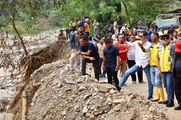 Longsor Tutup Akses Jalan, Sekda Aceh Terjebak di Gayo Lues Saat Antar Bantuan Bencana