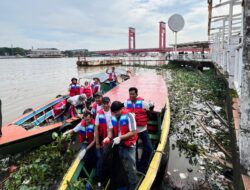 Peringati Hari Bumi, PLN UPMK III Palembang Hijaukan Kampung Kapitan dan Bersihkan Sungai Musi