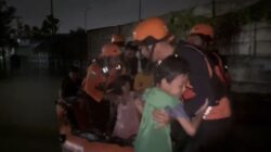 Basarnas Evakuasi 5 Warga Terjebak Banjir di Rumbai Timur Pekanbaru