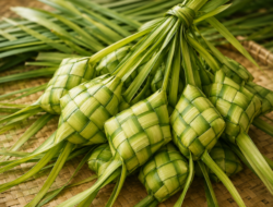 Dongkrak Ekonomi Dapur, Warga Palembang Manfaatkan Momen Lebaran Jadi Pembungkus Daun Ketupat