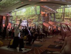 Gelar Cinematic Yoga, Aryaduta Palembang Hadirkan Pengalaman Unik bagi Ratusan Peserta
