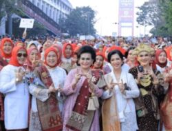 Tampil Memukau! Jembatan Ampera Disulap Jadi Panggung Parade Kebaya dan Songket Palembang