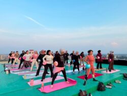 Pertama dan Satu-Satunya di Palembang! ARYADUTA Gelar Matt Pilates di Helipad dari Sunrise hingga Sunset